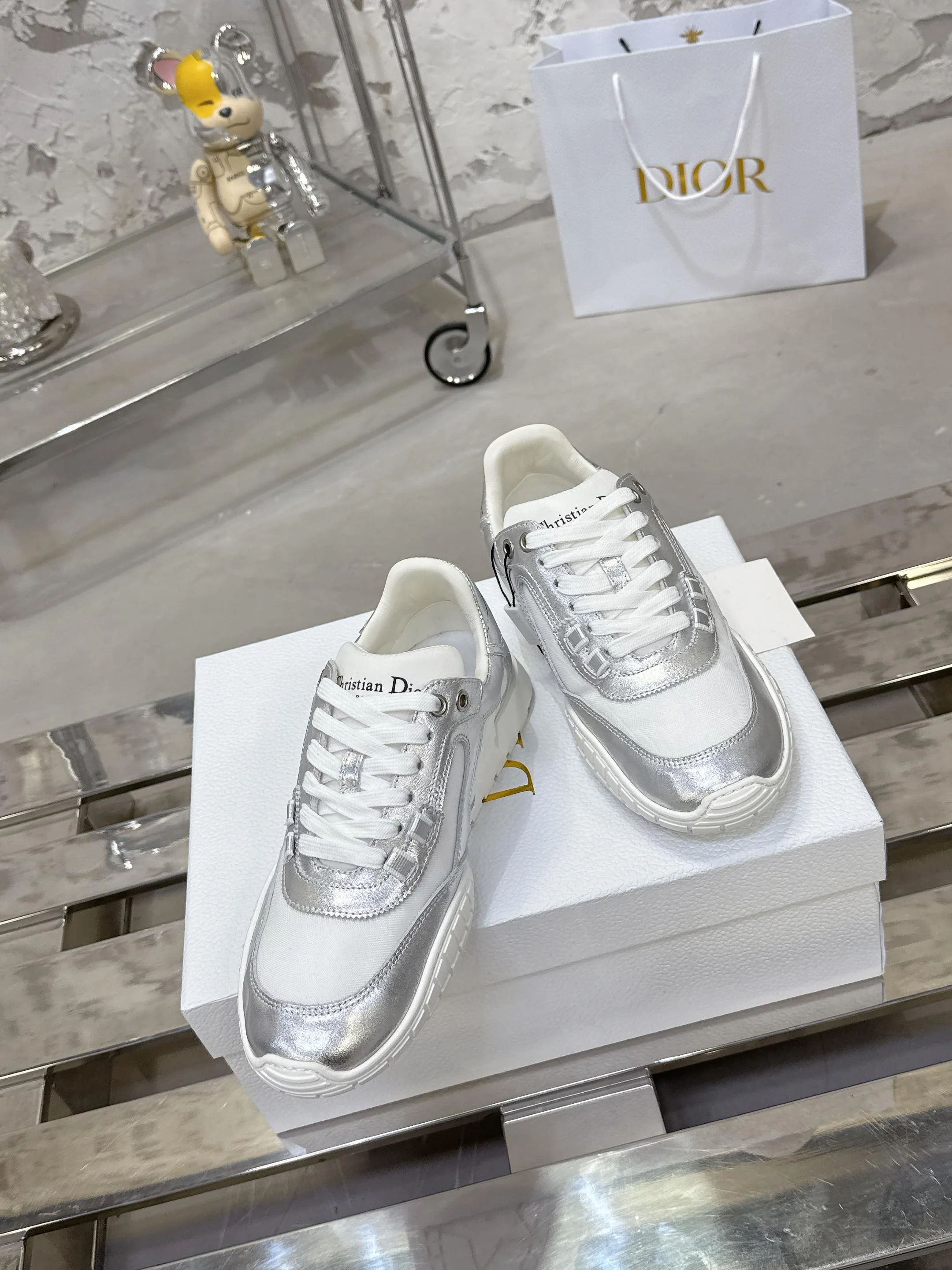 Factory price 640💰 Top version! ! ! Dior Tech sneakers Dior Tech is newly launched, with exquisite color matching and autumn and winter atmosphere. This Dior Tech sneaker is a new product in the 2026 early spring ready-to-wear series. It is equipped with fashionable details and highlights the retro aesthetics. Made of calfskin and suede calfskin upper with transparent mesh side panels and ChristianDior Paris signature on the heel and tongue. A textured, tonal Dior signature sole adds couture style. Upper material: Textile, cowhide split leather, cowhide leather with Christian Dior Paris logo on the heel and tongue Textured Dior logo rubber sole embellished with Christian Dior's lucky star symbol! Size 35-46 (40 for women, 41 for men, 38.45.46, custom made and non-refundable)